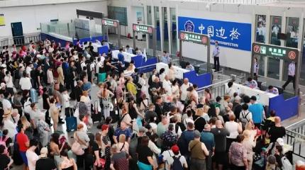 Безвизовый режим с Китаем пока учит россиян терпению в очередях