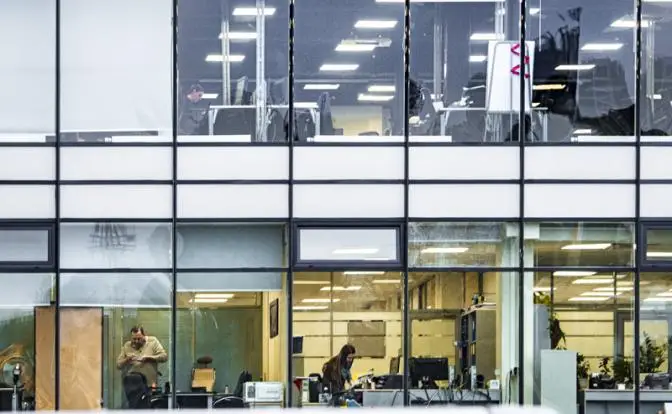 Конторы пустеют. Первая волна сокращений прошла, кого накроет вторая?